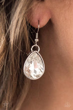 Cargar imagen en el visor de la galería, Show-Stopping Shimmer- Silver(Bling) Necklace And Earrings
